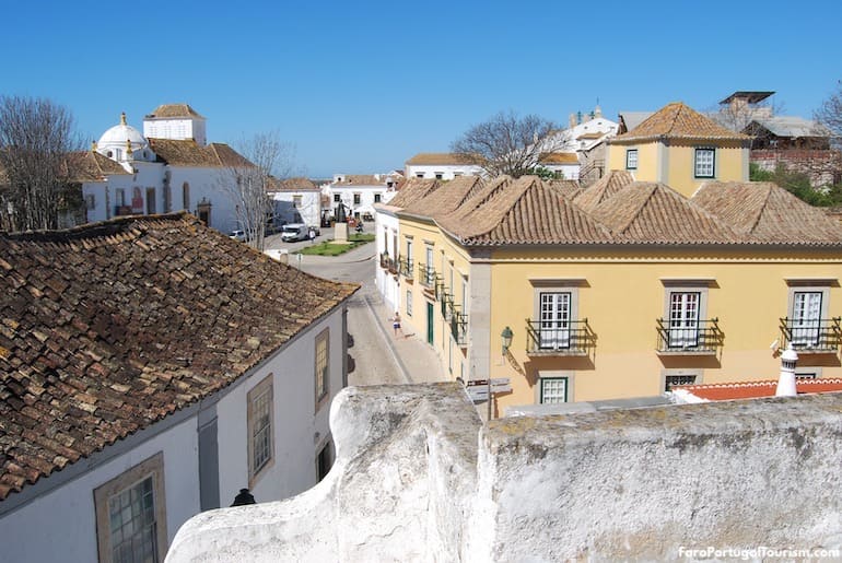 Vista sobre o centro histórico de Faro a partir do topo das muralhas