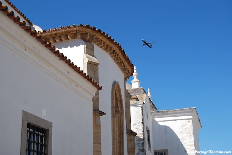 Airplane flying over Faro